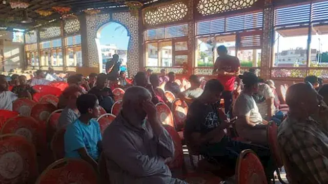 السياح يشجعون الفراعنة.. مقاهي...