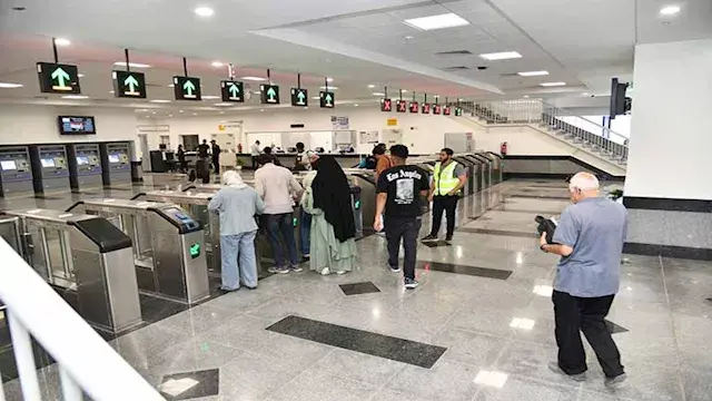 9 صور.. استمرار توافد الركاب ع...