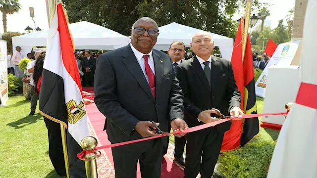 صور.. إزاحة الستار عن تمثال أن...