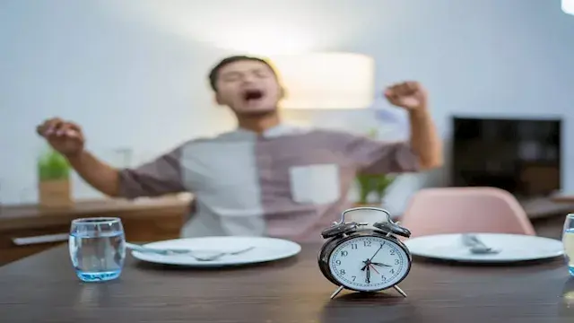 5 مخاطر صحية للنوم بعد الوجبات...