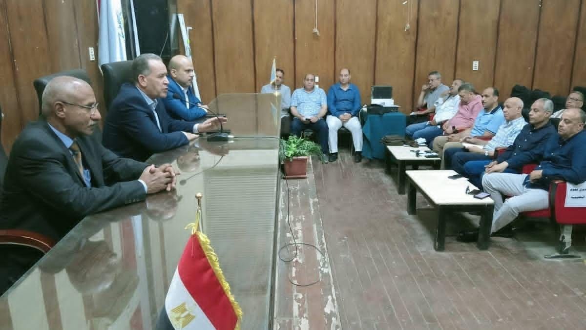 مدير تعليم أسيوط لرؤساء لجان ا...