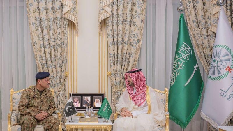 "بحثنا الاعتداءات الآثمة التي استهدفت مكة".. وزير دفاع السعودية عن لقاء قائد جيش باكستان