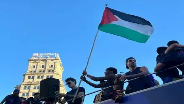 "بعلم فلسطين".. لامين يامال يخطف الأنظار خلال احتفال برشلونة بلقب الدوري الإسباني