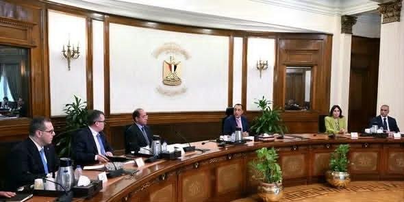 رئيس الوزراء يتابع مستجدات مشر...