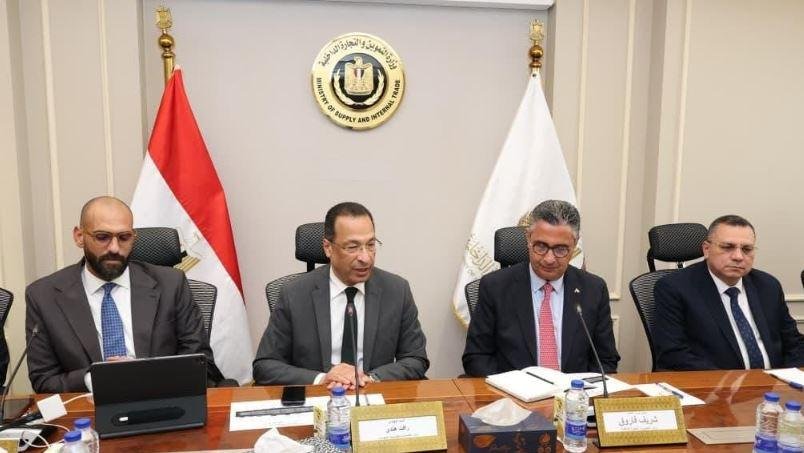 وزيرا التموين والاتصالات يعقدا...