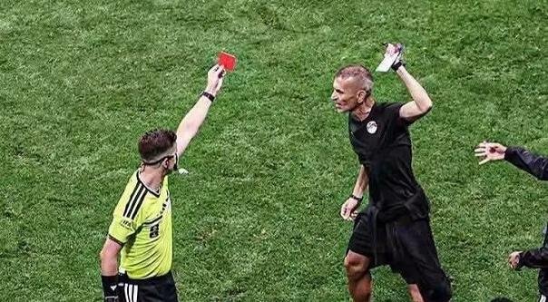 بعد طرده أمام الأرجنتين.. فيفا...