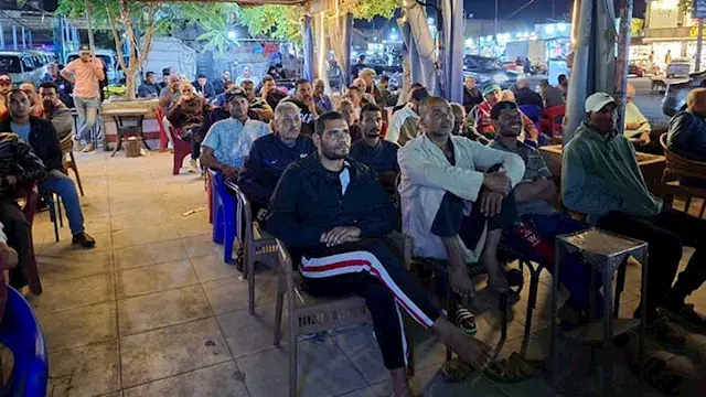 أهلاوية يدعمون الزمالك في مقاهي السويس: "بيمثل مصر" (فيديو وصور)