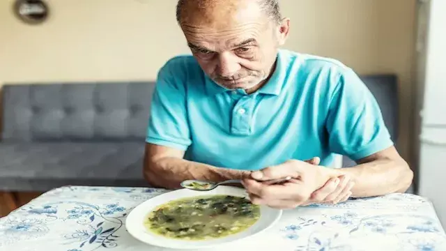 علامات خفية لمرض باركنسون.. احذر تجاهلها