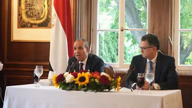 وزير الخارجية يلتقي بأعضاء الج...