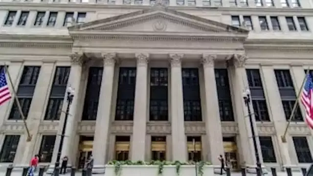 خبير: مرونة الاقتصاد الأمريكي تمنح "الفيدرالي" فرصة لتثبيت الفائدة مؤقتًا