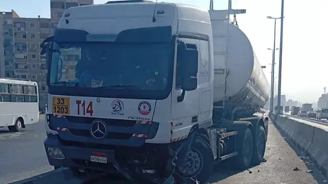 سيارة نقل تقتحم مسار الأتوبيس...