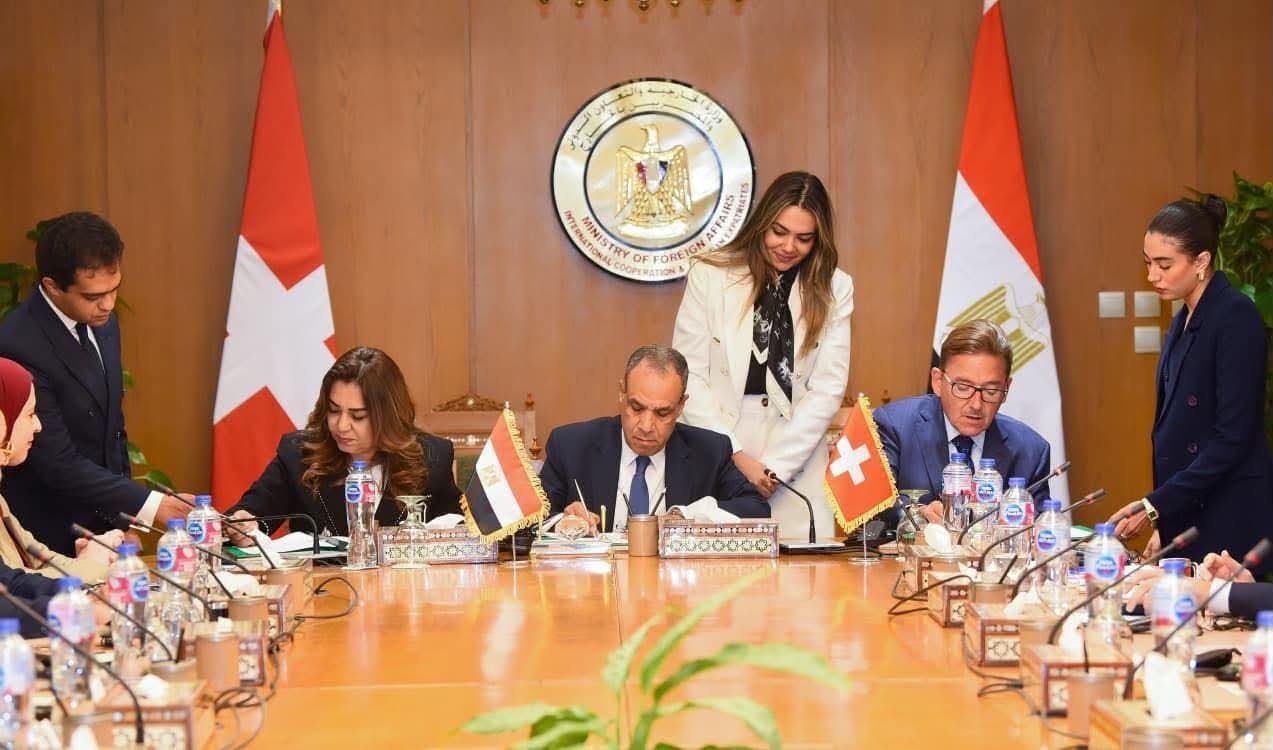 وزير الخارجية يشهد توقيع اتفاق...