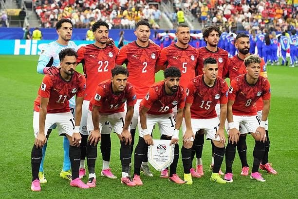 منتخب مصر بالقميص الأحمر والأر...