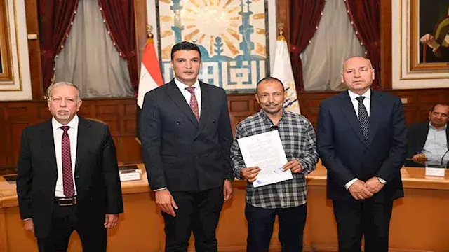 وزير الصناعة يُسلم 40 عقد تقني...