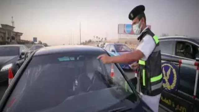 بسبب الملصق والخوذة.. الداخلية...