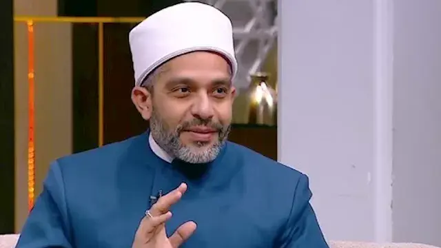 هل تجوز قراءة القرآن من الموبايل في صلاة الفريضة؟.. أمين الفتوى يوضح