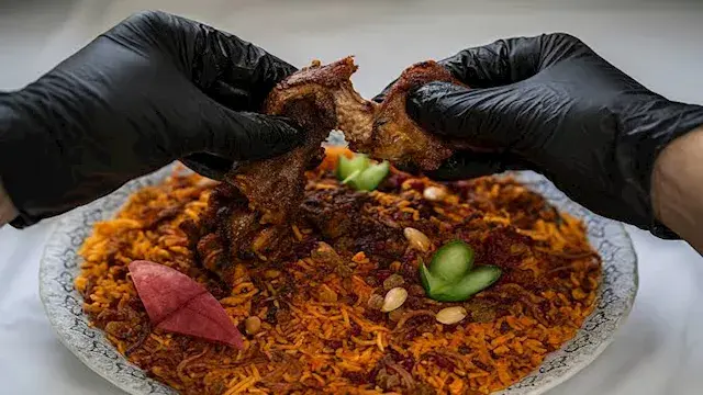 عادة شائعة في المطاعم.. طبيب ي...