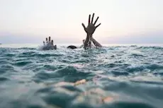 البحث عن جثمان شاب غرق بشاطئ ا...