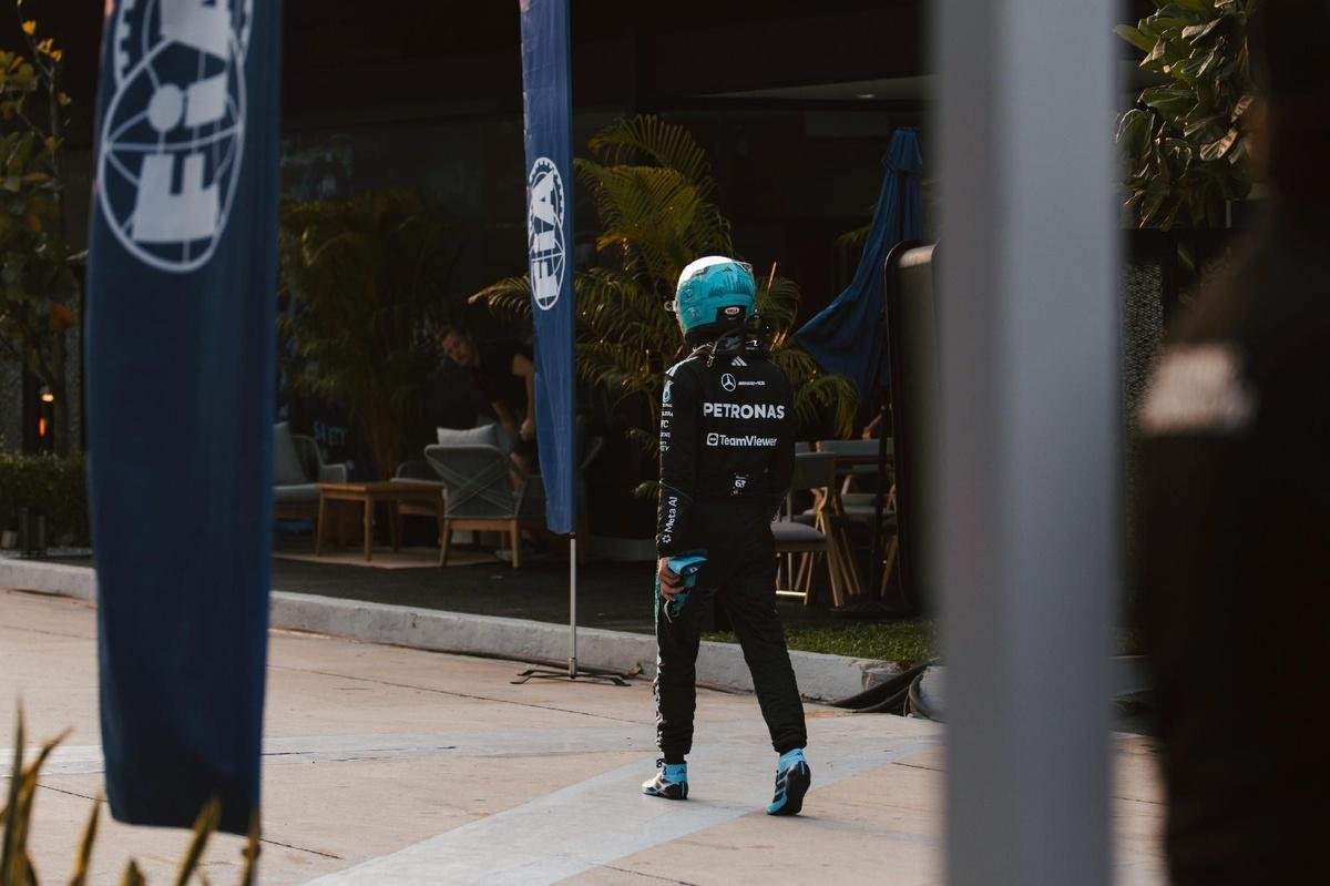 George Russell crashes out of lead at wet Singapore F1 sprint