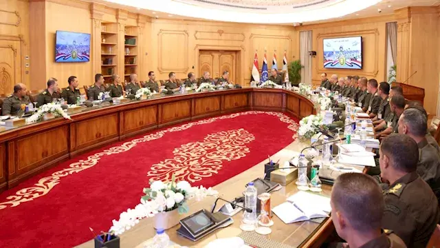 صور- وزير الدفاع يلتقي مقاتلي...