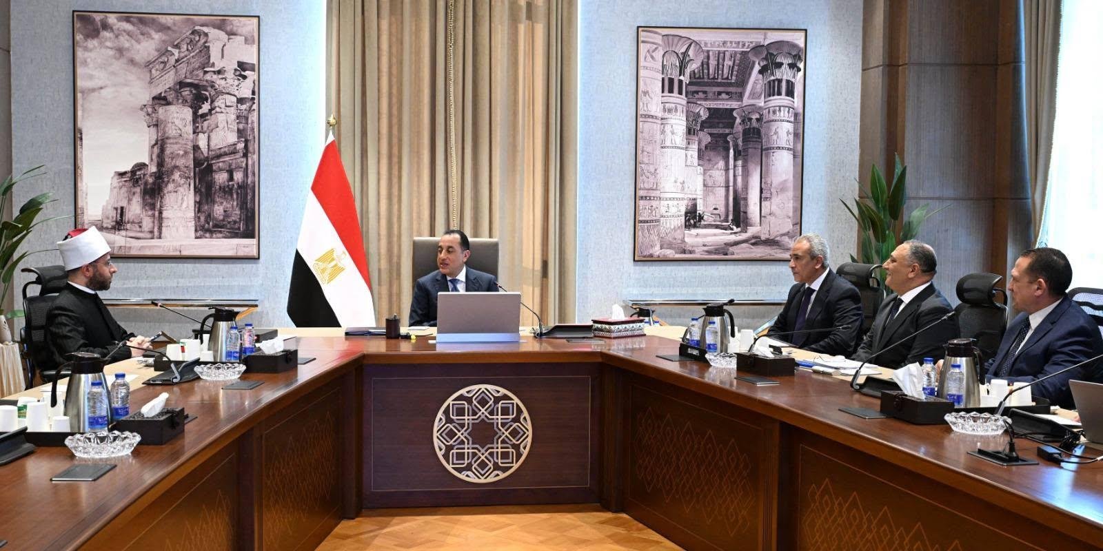 رئيس الوزراء يتابع مستجدات موق...