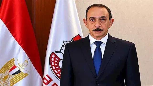 بعد فيديو أب يحمل نجله.. محافظ...