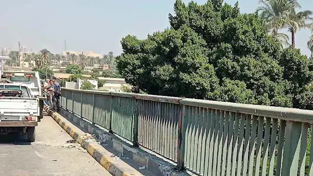 الجيزة تواصل صيانة أسوار كوبري...