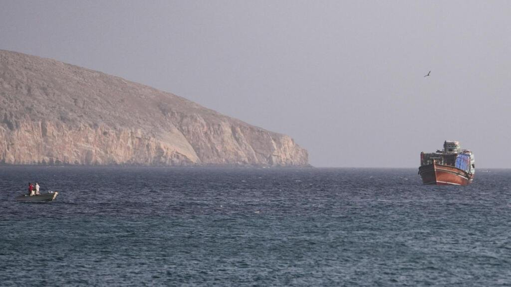 مباشر: إيران ترد على ترامب وتؤ...