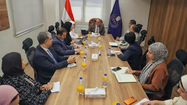 رئيس هيئة الدواء يبحث مع "مينا...