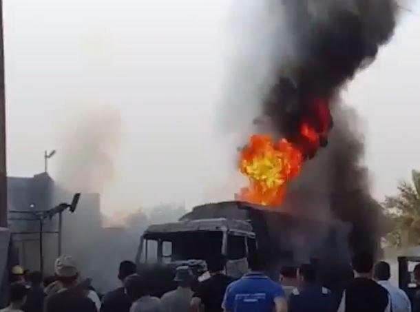 السيطرة على حريق سيارة محملة ب...
