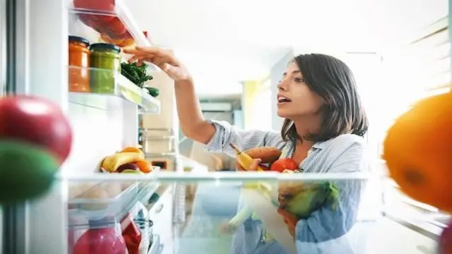 هل تجميد الأطعمة في العبوات ال...