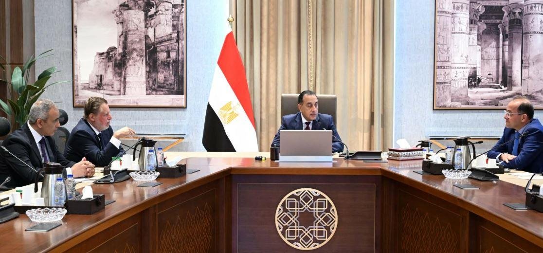 رئيس الوزراء يناقش مع محافظ ال...