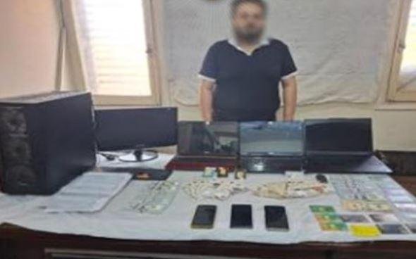 ضبط شخص بتهمة إدارة 72 موقعا إ...
