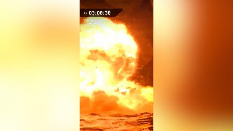 تحول إلى كرة لهب.. شاهد هبوط صاروخ "ستارشيب" في المحيط بعد نجاح رحلته