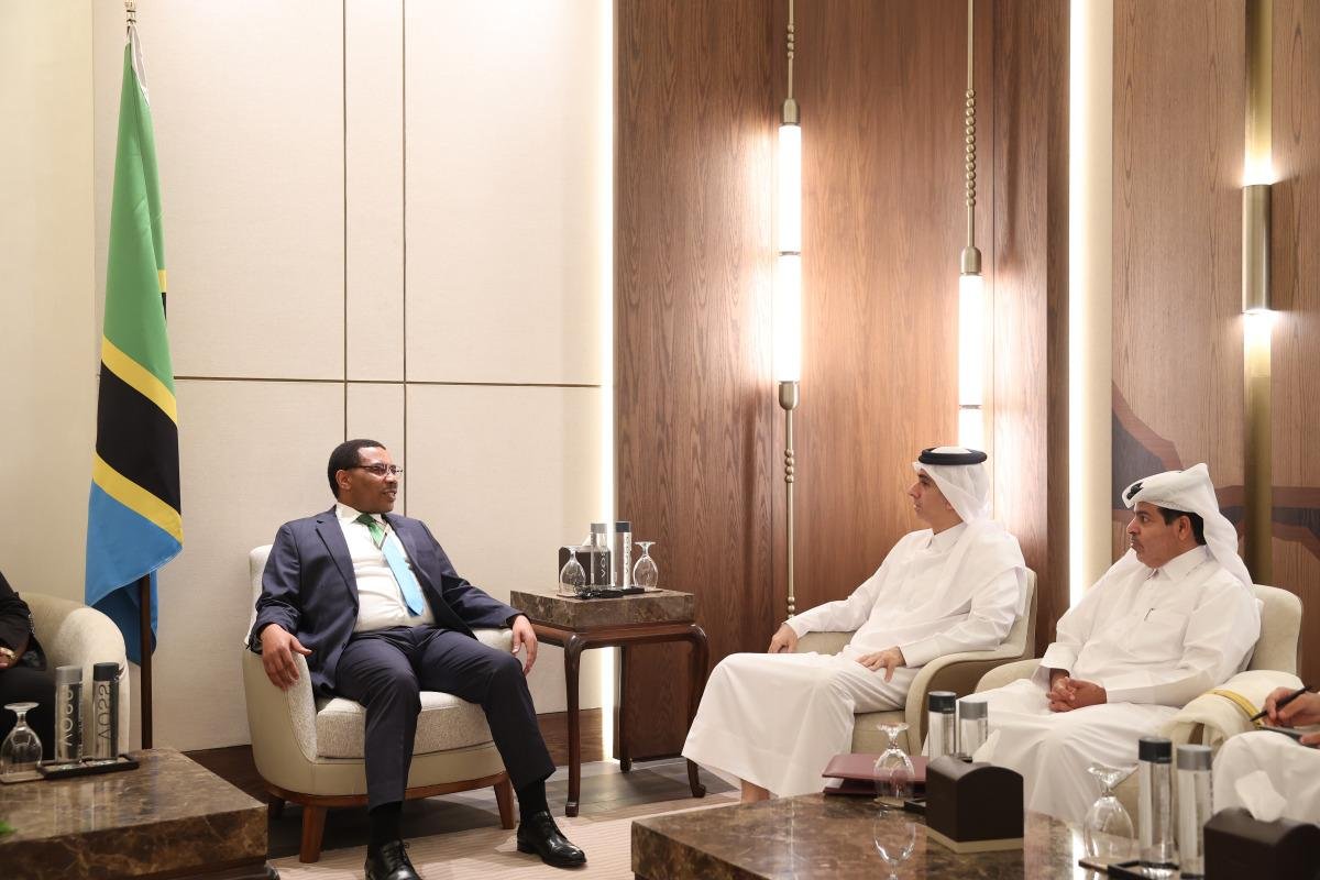 وكيل وزارة الرياضة والشباب يجتمع مع رئيس وزراء تنزانيا