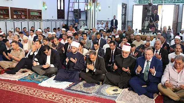 المفتي يؤدي صلاة الجمعة بمسجد الإمام عبد الحليم محمود شيخ الأزهر الأسبق بالشرقية