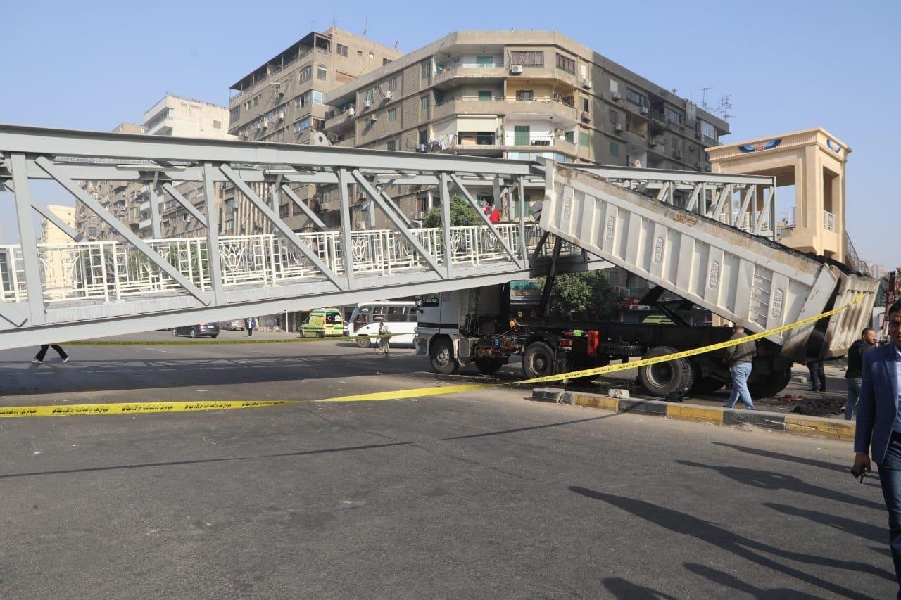 اصطدام سيارة نقل بكوبري الرماي...