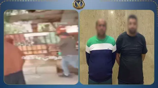 بائعان يمنعان المواطنين من الج...