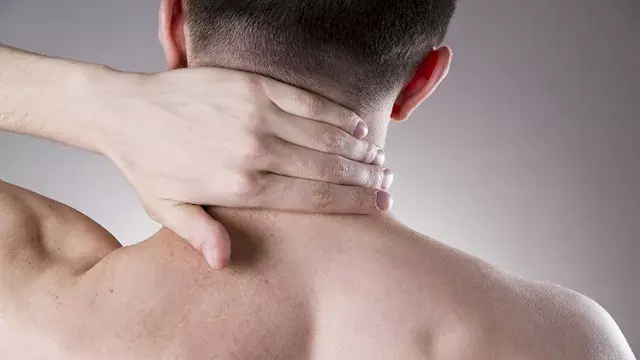 ما السبب الخفي وراء ألم الرقبة المستمر؟