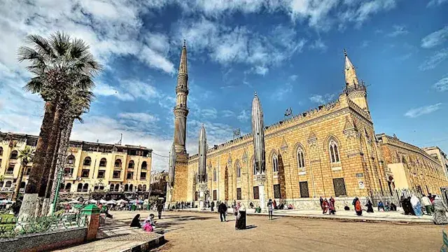 نقل شعائر صلاة الجمعة بعد قليل من مسجد سيدنا الحسين