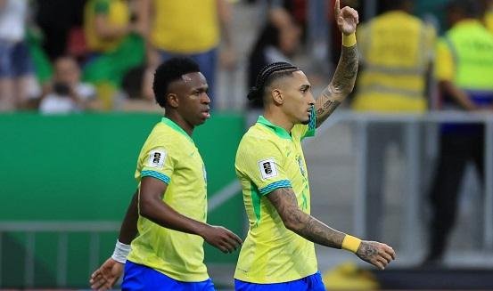 فينيسيوس ورافينيا يقودان هجوم البرازيل أمام المغرب في كأس العالم