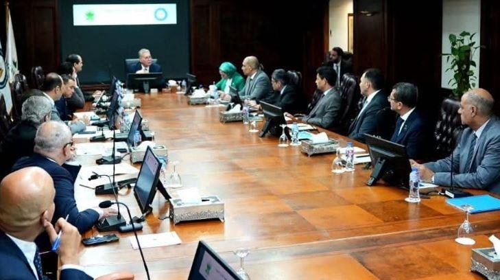وزير البترول يتابع مشروعات قطا...