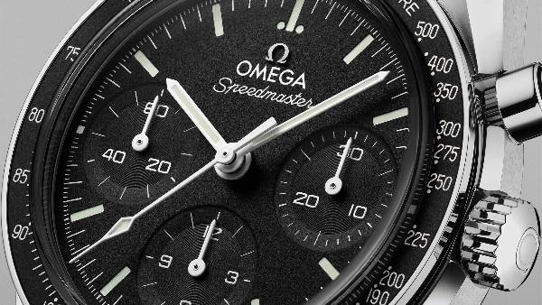 «أوميجا» تطلق تشكيلة ساعات Speedmaster 38mm الجديدة بتصميم مصغر لساعة القمر