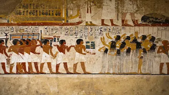 هدايا ورقص وغناء.. كيف كان الم...