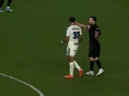 بالفيديو.. ميسي يصفع لاعب فيلا...