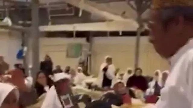 الحاج الرومانسي.. ‏أندونيسي يق...