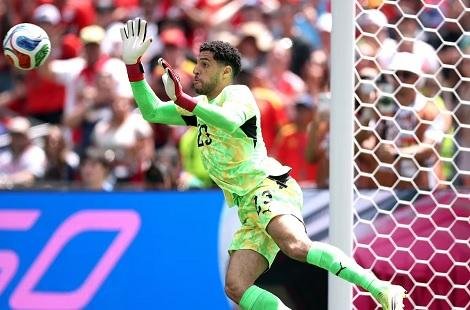 حارس إنجلترا السابق يشيد بمصطف...