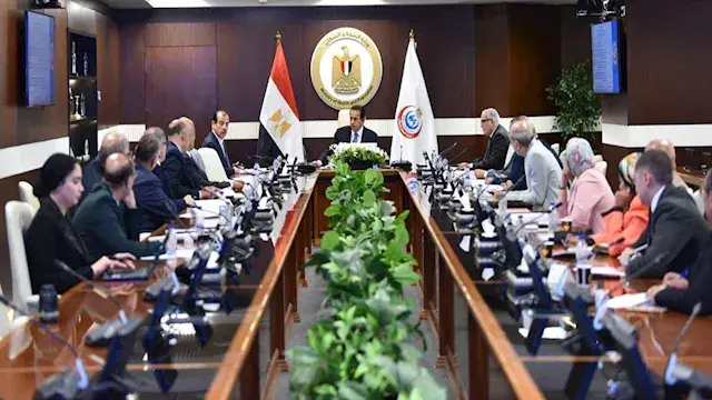 وزير الصحة يبحث تطوير خدمات ال...