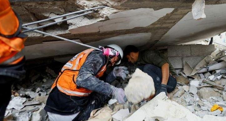 بالأيدي.. بدء انتشال جثامين 13...