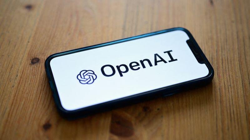 شركة "OpenAI" تتهم موظفاً سابقاً بتسريب معلومات عن جهاز يعمل بالذكاء الاصطناعي